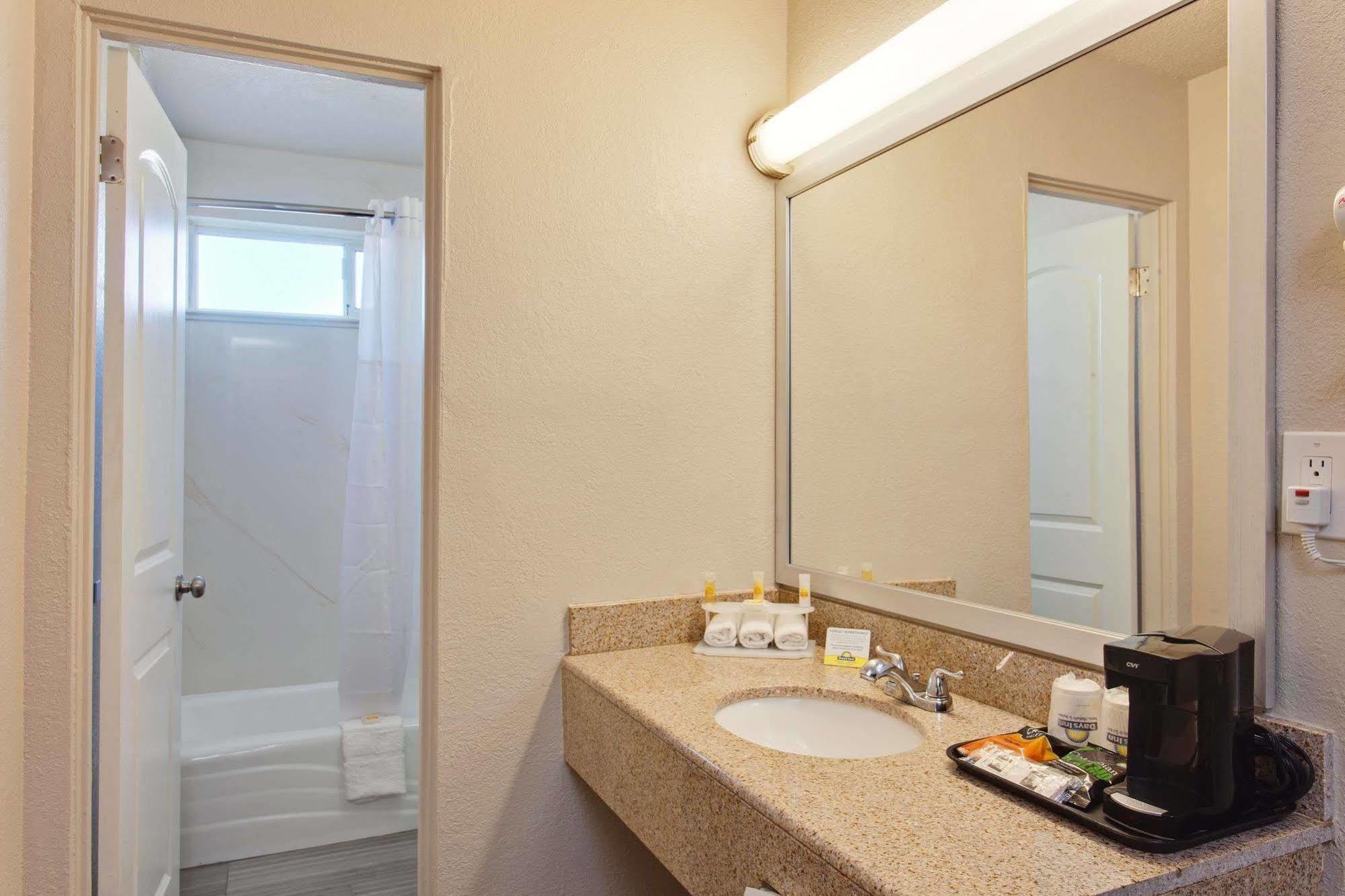 Days Inn By Wyndham Chowchilla Gateway To Yosemite Esterno foto
